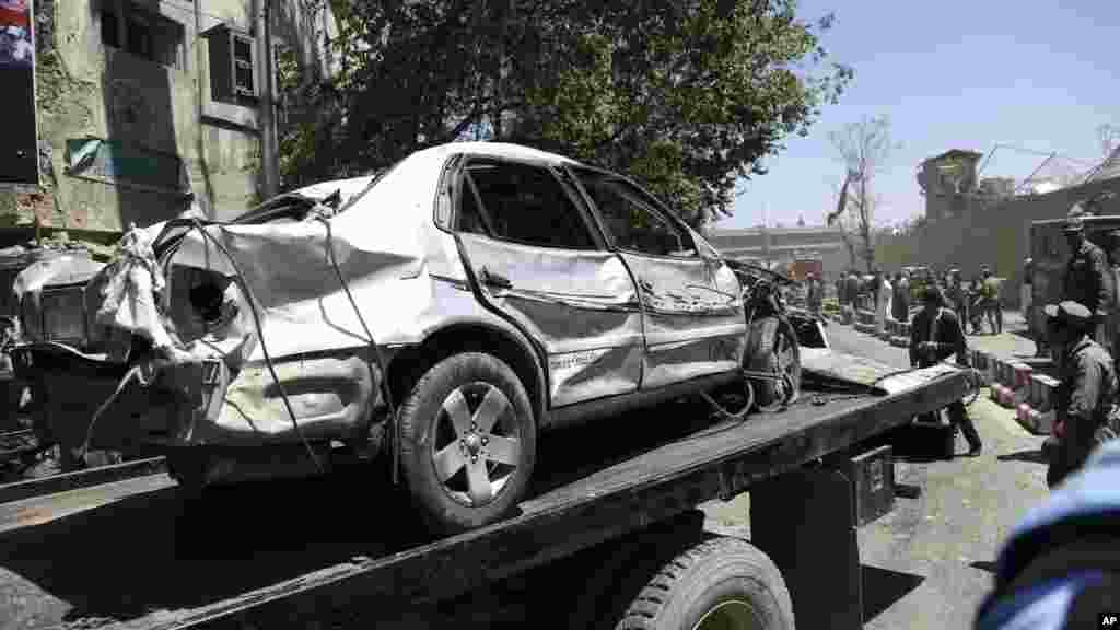 Les forces de sécurité transportent l&#39;épave d&#39;une voiture &nbsp;à Kaboul, en Afghanistan, le 31 mai 2017.