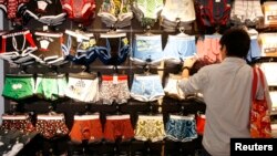顧客在中國某商店選購內褲