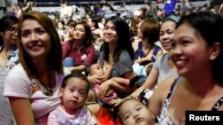 菲律宾首都马尼拉举行的一分钟集体母乳喂养活动(2017年8月5日)