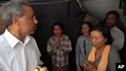 Surya Subedi (L), UN special rapporteur on the situation of Human Rights in Cambodia looks towards Cambodian residents during his visit to Borei Keila community in Phnom Penh.