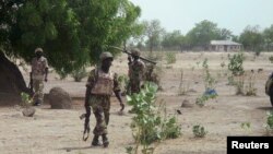 Sojojin Najeriya a kauyen Hausari, kusa da Maiduguri, 5 Yuni 2013, a yayin da suke ci gaba da farautar 'yan Boko Haram
