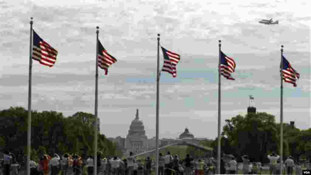 Pesawat Discovery terbang mengelilingi Washington, DC, tiga kali dalam rangka &#39;victory lap&#39; sebelum resmi memasuki masa pensiun (foto: AP).