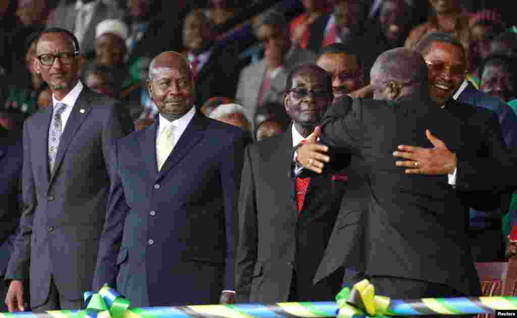 Le président élu de la Tanzanie John Pombe Magufuli embrasse le président sortant Jakaya Kikwete (D) lors de sa cérémonie d’investiture au stade Uhuru, à Dar es-Salaam, le 5 novembre, 2015. REUTERS / Emmanuel Herman - RTX1UWX0