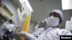Un técnico de laboratorio sostiene una bolsa de plasma, donada por un paciente que se recuperó de la enfermedad del coronavirus, en el banco de sangre del Hospital Materno Perinatal Mónica Pretelini Sáenz, en Toluca, México, el 5 de febrero de 2021.