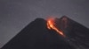 Gunung Merapi yang sedang erupsi terlihat dari Cangkringan, Yogyakarta, 29 Januari 2019. (Foto: AP)