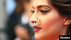 Aktris Bollywood Sonam Kapoor di karpet merah untuk pemutaran film 'The Great Gatsby' dan festival film Cannes, Mei 2013.