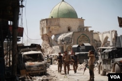 Soldiers in Old Mosul say in recent days at least 40 suicide bombers disguised as refugees have exploded themselves as they approached Iraqi forces. Most have only killed themselves, but soldiers and civilians have been killed and maimed. Mosul, Iraq, July 5, 2017. (H. Murdock/VOA)