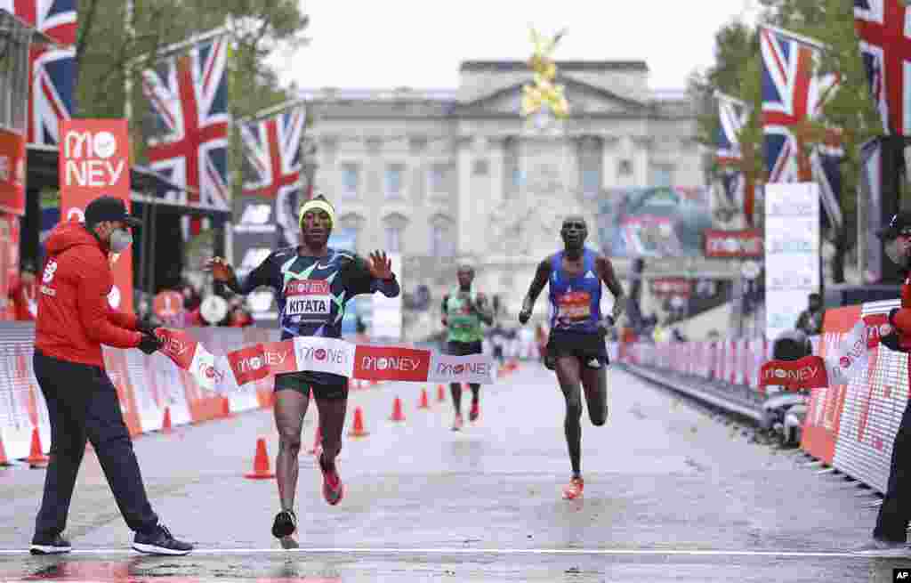 Shura Kitata of Ethiopia crosses the line to win the London Marathon in London.