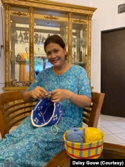 Isnayanti, Ibu Delsy, membantu bisnis Memorial Day dari Bogor, Indonesia.