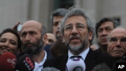 Tổng biên tập của tờ báo đối lập Cumhuriyet Can Dundar (phải) và Erdem Gul (trái), trưởng văn phòng Ankara, phát biểu trước các phương tiện truyền thông sau phiên tòa ở Istanbul, thứ Sáu ngày 25 tháng 3 năm 2016. 