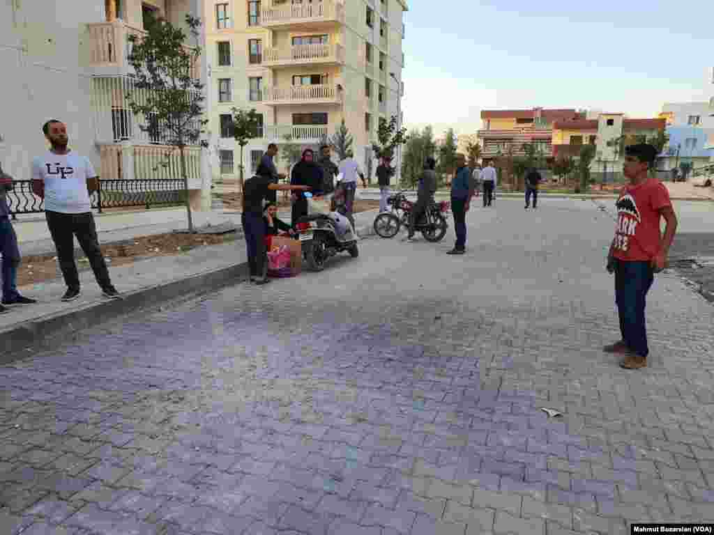 Nusaybin sakinleri VOA Türkçe muhabiri Mahmut Bozarslan'a tedirginliklerini aktardı. 