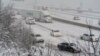 El tráfico se desliza al subir una pequeña colina en la I-495, Capital Beltway, mientras cae la nieve, el 3 de enero de 2022 en Fort Washington, Maryland, EE. UU.