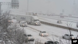 美国首都环城高速公路位于马里兰州的某路段因大雪而路滑。(2022年1月3日)