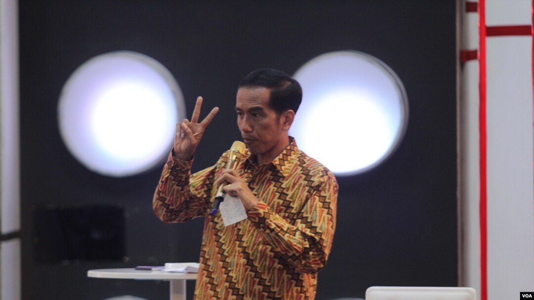 Calon presiden dari PDI-Perjuangan, Joko Widodo, dalam debat presiden ke tiga, Minggu (22/6). (VOA/Fathiyah Wardah)