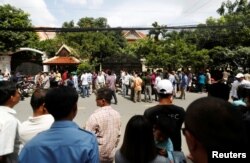 Supporters of Kem Sokha, leader of the now-dissolved Cambodia National Rescue Party (CNRP), gather in front of his home after he was released on bail, in Phnom Penh, Sept. 10, 2018.