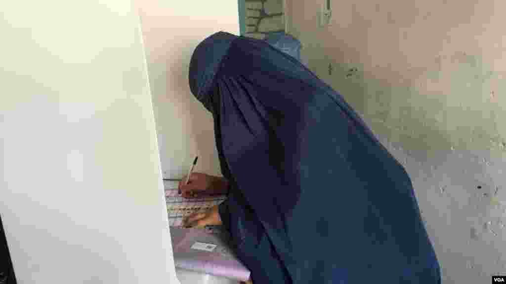 یک زن رای دهنده حین رای دهی در لیسه "زرعونه انا" در هنگام رای دادن 