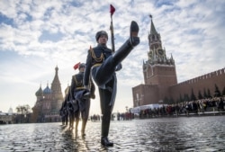 지난해 11월 러시아 의장대가 모스크바 붉은광장에서 군사 퍼레이드를 펼치고 있다.