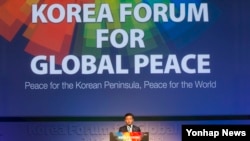 홍용표 한국 통일부 장관이 29일 서울에서 열린 2015 세계평화회의 개막식에서 개회사를 하고 있다. 이번 행사에서 홍 장관은 박근혜 대통령이 보낸 메세지를 대독했다.