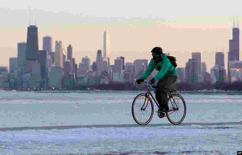 2013年3月3月，一位男士在芝加哥的密西根湖畔骑自行车。
