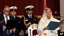 Bà Sheikh Hasina tuyên thệ nhậm chức thủ tướng Bangladesh tại Dhaka, ngày 12/1/2013.