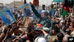 صدها تن از هواداران عبدالرشید دوستم، هشدار داده که اگر حکومت به قوم ازبیک توجه نکند، دست به اعتراضات گسترده خواهند زد.