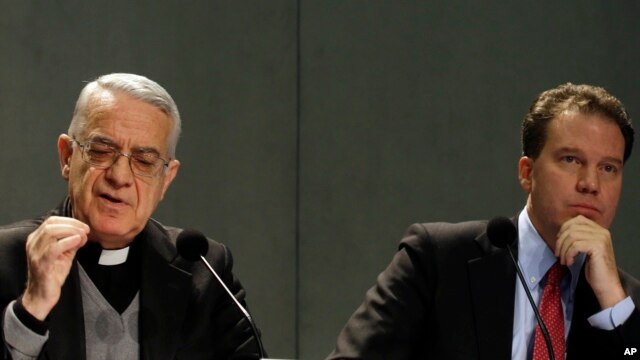 El portavo del Vaticano, Rev. Federico Lombardi, ya tiene un segundo en las comunicaciones de la Santa Sede en Greg Burgke (derecha).