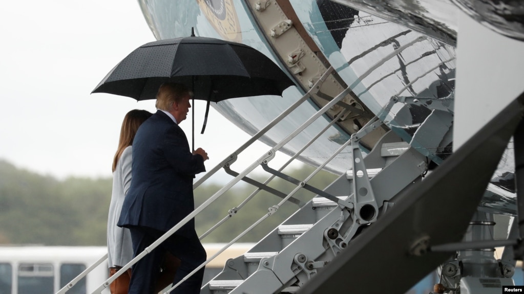 El presidente de los Estados Unidos, Donald Trump, y la primera dama, Melania Trump, parten del aeropuerto Prestwick de Glasgow en Prestwick, Gran Bretaña, el 15 de julio de 2018.
