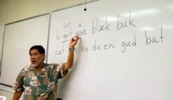 Profesor Universitas Hawaii di Manoa, Kent Sakoda, mengajar kelas linguistik tentang Pidgin di Honolulu. (Foto: AP/Audrey McAvoy)