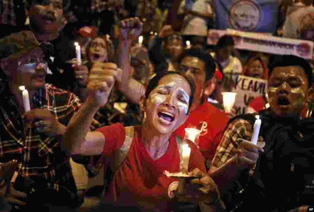 印度尼西亚首都雅加达，雅加达特区前首长钟万学的支持者们在监狱外集会声援。钟万学被判两年监禁。（2017年5月9日）相关报道标题链接：钟万学败选或影响2019印尼总统选举
