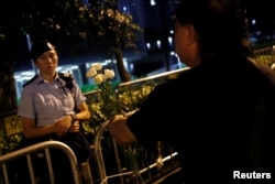 2019年6月11日香港一名示威者在抗议期间向一名警察献花，示威群众要求当局废除拟议中的引渡到中国的法案