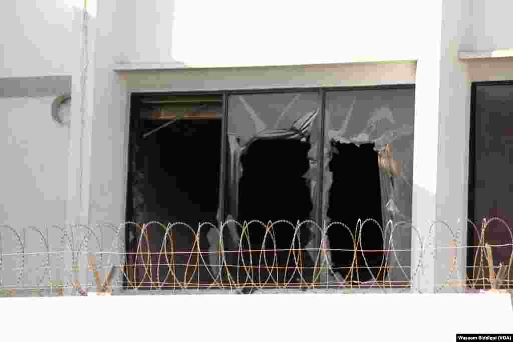 جناح اسپتال کے شعبہ حادثات کی سربراہ ڈاکٹر سیمی جمالی کے مطابق&nbsp;زخمیوں میں سے اکثر کو کھڑکیوں کے شیشے ٹوٹنے سے زخم آئے۔