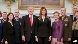 도널드 트럼프 미국 대통령과 부인 멜라니아 여사가 5일 백악관에서 군 고위 지휘관들과 기념촬영을 하고 있다.