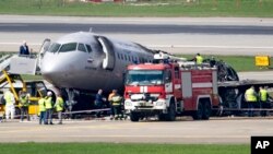 Поврежденный самолет Sukhoi SSJ100 в аэропорту Шереметьево. Москва, 6 мая 2019