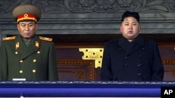 지난해 12월 김정일 전 국방위원장 장례식에서 김정은 제1위원장(오른쪽)의 옆에 섰던 리영호 총참모장.