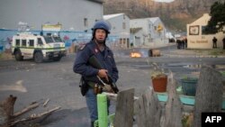 Un policier sud-africains patrouille près de Hout Bay, non loin du Cap, Afrique du Sud, 14 septembre 2017.