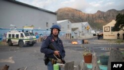 Un policier sud-africain patrouille devant un restaurant non loin du Cap, Afrique du Sud, 14 septembre 2017.