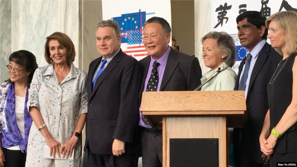 美国联邦众议员克里斯·史密斯(左三)获得魏京生基金会第三届“人权自由卫士奖”。上届获奖者、众议院少数党领袖南希·佩洛西(左二)到场祝贺。(美国之音萧雨)