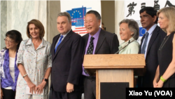 美国联邦众议员克里斯·史密斯（左三）获得魏京生基金会第三届“人权自由卫士奖”。上届获奖者、众议院少数党领袖南希·佩洛西（左二）到场祝贺。(美国之音萧雨) 