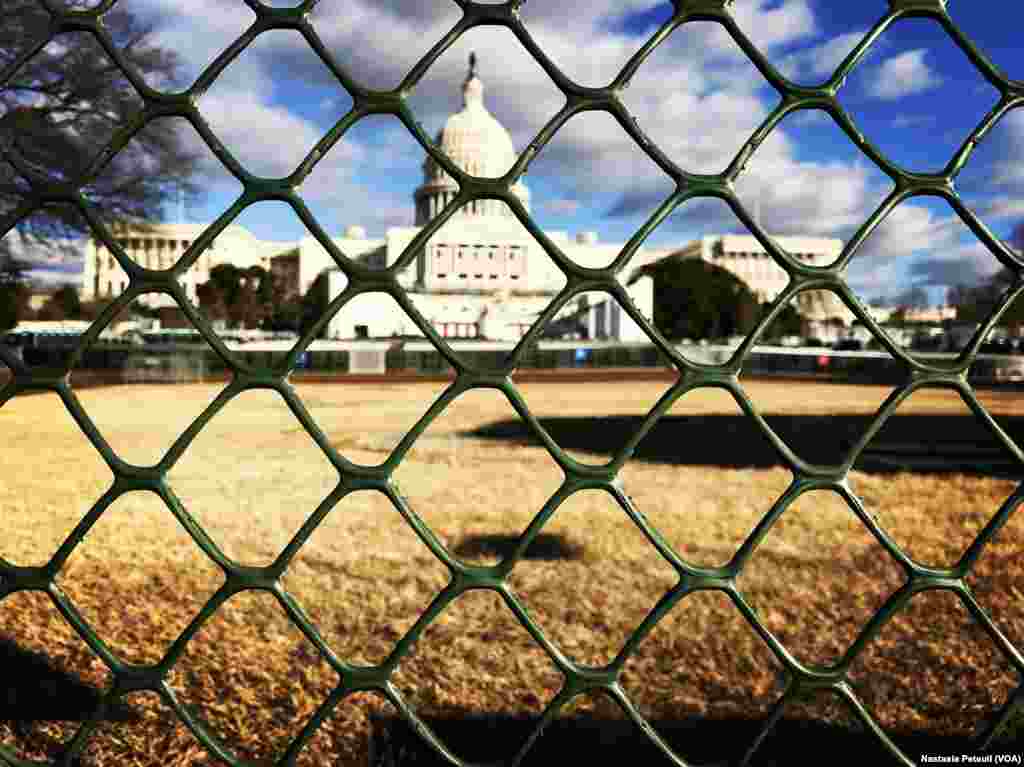 Le Capitole, où aura lieu l&#39;investiture de Donald Trump à Washington DC, le 18 janvier 2017. (VOA/Nastasia Peteuil)