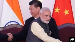 2016年10月16日印度总理莫迪(左)与中国国家主席习近平在金砖国家峰会上