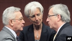 Italy's FM Tremonti and French counterpart Lagarde listen to Luxembourg's PM and Eurogroup chairman Juncker during a meeting in Brussels, May 16, 2011