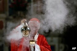 Uskup Agung Santiago, Ricardo Ezzati, memberikan misa pertamanya setelah kembali dari Vatikan, di Santiago, Jumat, 18 Mei 2018. Gereja Katolik saar itu sedang dilanda isu skandal pelecehan anak-anak. (Foto: AP)