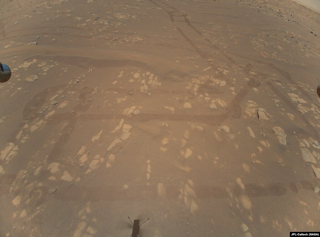 “机智号”火星直升机在第二次成功试飞期间拍下的第一张火星地表彩色航拍照片。(2021年4月21日)(photo:VOA)