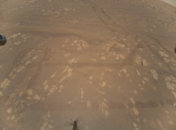 “机智号”火星直升机在第二次成功试飞期间拍下的第一张火星地表彩色航拍照片。(2021年4月21日)