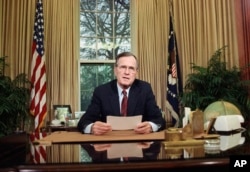 지난 1989년 조지 H.W 부시 전 대통령이 백악관 집무실에서 연설문을 읽고 있다.