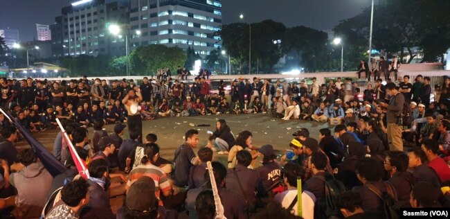 Ribuan mahasiswa berunjuk rasa menolak RKUHP dan pelemahan KPK di depan Gedung DPR, Kamis, 19 September 2019. (Foto: VOA/Sasmito)