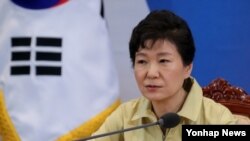 박근혜 한국 대통령이 지난 3일 청와대에서 열린 메르스 대응 민관합동 긴급점검회의를 주재하고 있다. 