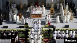 El papa Francisco oficia una misa en el estadio GSP de Nicosia, Chipre, el 3 de diciembre de 2021.