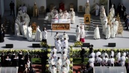 El papa Francisco oficia una misa en el estadio GSP de Nicosia, Chipre, el 3 de diciembre de 2021.