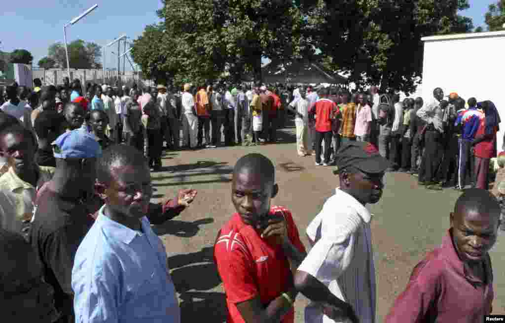 Wakazi wa Kisumu wasubiri kupiga kura katika uchaguzi wa mchujo kwa ajili ya ODM Orange Democratic Movement, kiongozi wa chama ni Waziri Mkuu Raila Odinga, &nbsp;Thursday, Januari 17, 2013. 